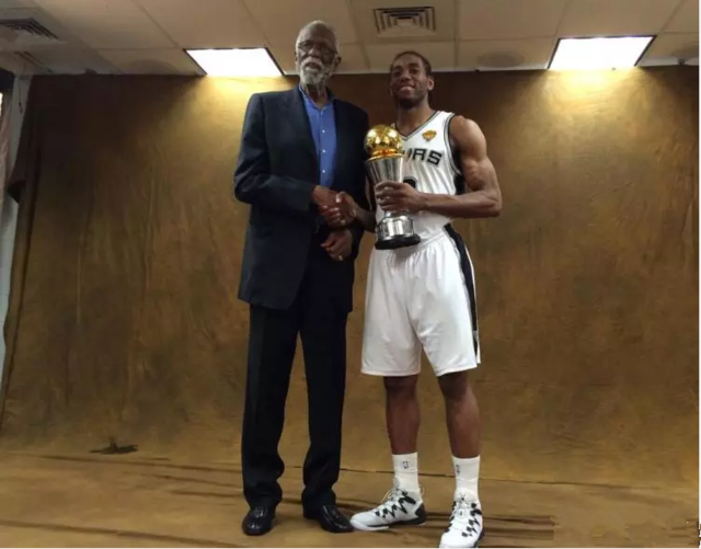 张外龙：曾跟球迷承诺一定会回到重庆；跪谢最努力的球员们（张外龙称曾许诺定会回到重庆，跪地感谢最拼的球员）